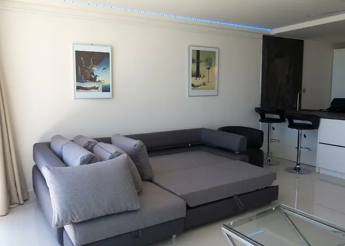 Front Port Line Sleeps 6 *